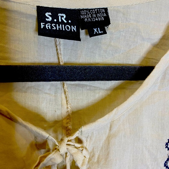 White Embroidered Long-Sleeve blouse - Picture 4 of 5